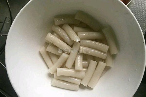 泡菜炒年糕的做法图解2