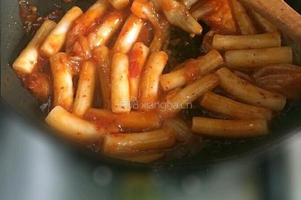 泡菜炒年糕的做法图解4