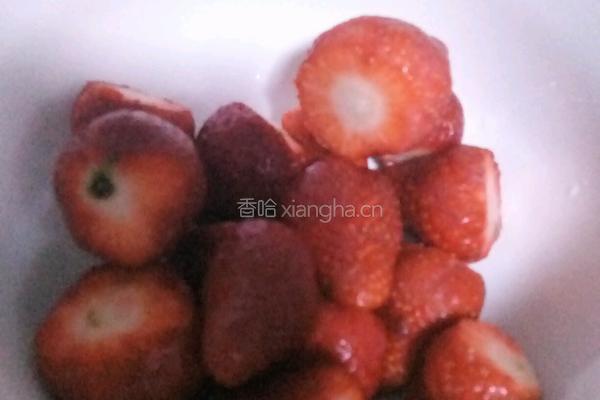 三分钟制成草莓罐头的做法图解1