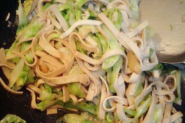 甘蓝炒豆片的做法图解8
