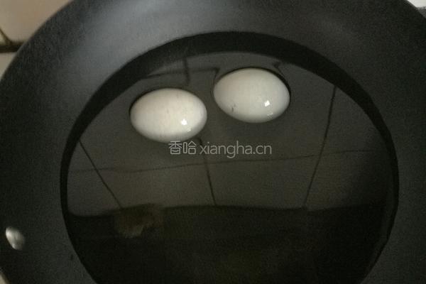 三色彩蛋拌香椿的做法图解2