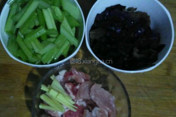 芹菜木耳炒肉片的做法图解1