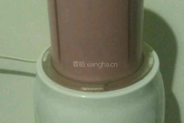 草莓蜂蜜奶昔的做法图解3
