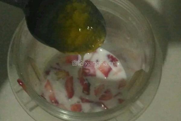 草莓蜂蜜奶昔的做法图解2