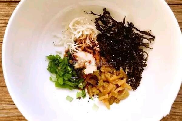 香辣蔬菜面的做法图解1