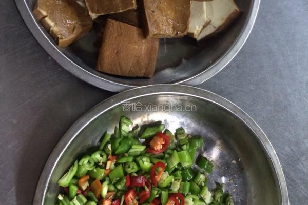 碎椒豆干的做法图解1