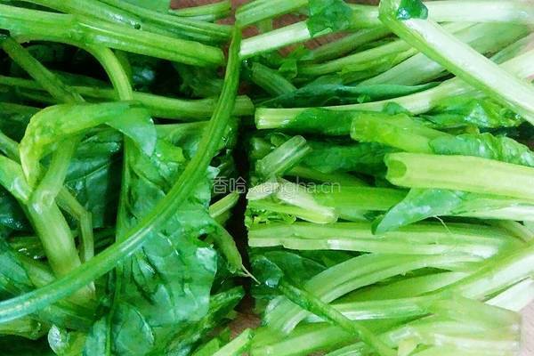 麻酱拌菠菜的做法图解2