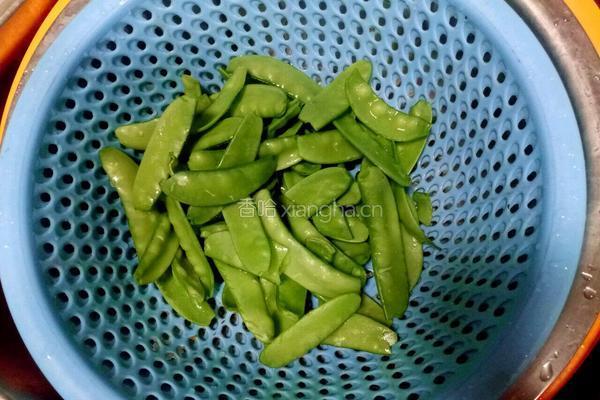 尖椒荷兰豆的做法图解1