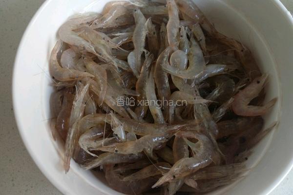 油爆小白虾的做法图解1