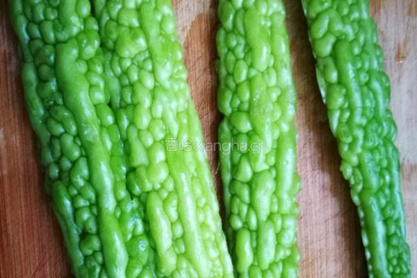 「Cathy边吃边营养」清炒苦瓜片 零苦味版的做法图解3