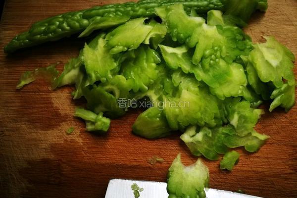 「Cathy边吃边营养」清炒苦瓜片 零苦味版的做法图解4