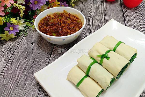 豆皮菠菜卷蘸酱的做法图解11