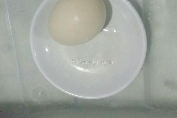 一只鸡蛋变六个煎蛋的做法的做法图解1
