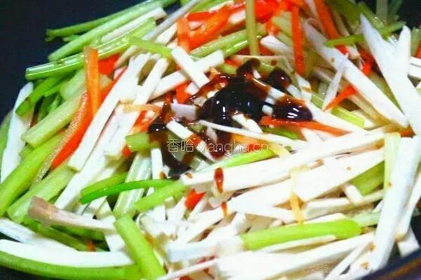 杏鲍菇炒香芹的做法图解6