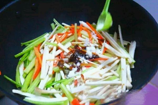 杏鲍菇炒香芹的做法图解7