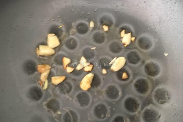 红烧五花肉+鸡翅的做法图解1