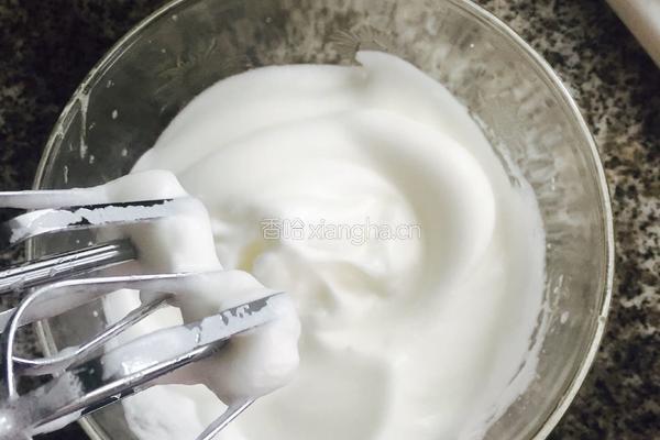 草莓蛋糕卷的做法图解4