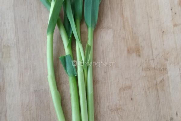 蒜苗炒鸡蛋的做法图解1