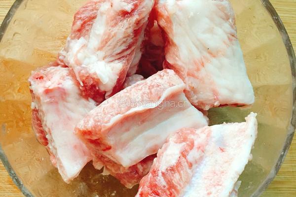 青豆焖排骨的做法图解1