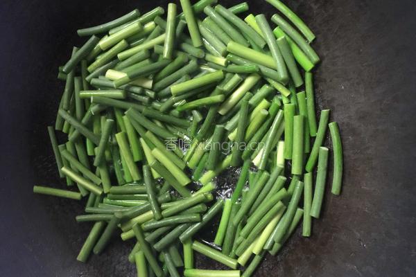 蒜苔炒牛肉的做法图解3
