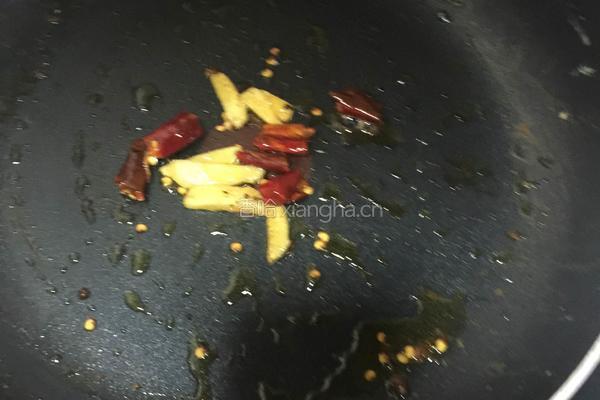 胡萝卜香菇炒鸡翅根的做法图解3