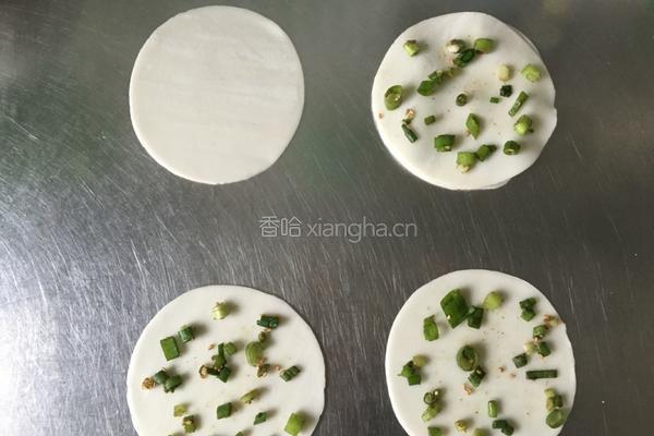 饺子皮葱油饼的做法图解5