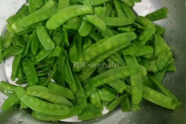 鸡炒荷兰豆的做法图解1