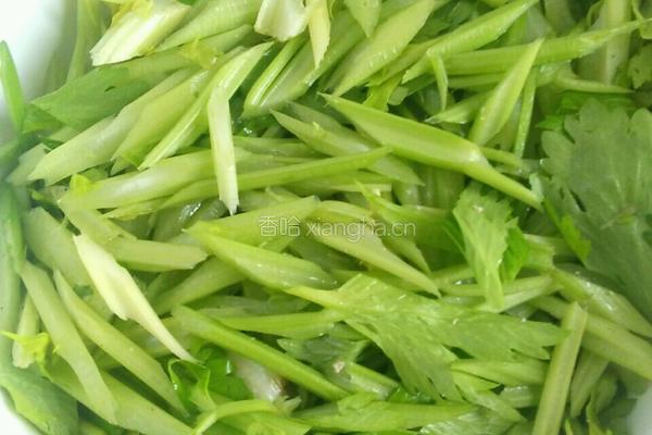 芹菜粉的做法图解1