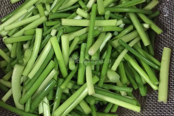 蒜台炒肉的做法图解1