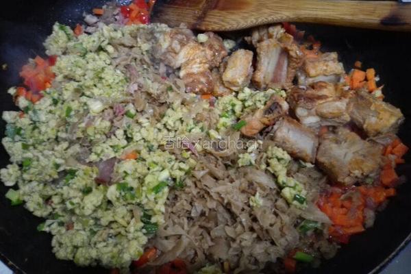 牛扒腊肉外婆菜排骨肉沫焗饭的做法图解8
