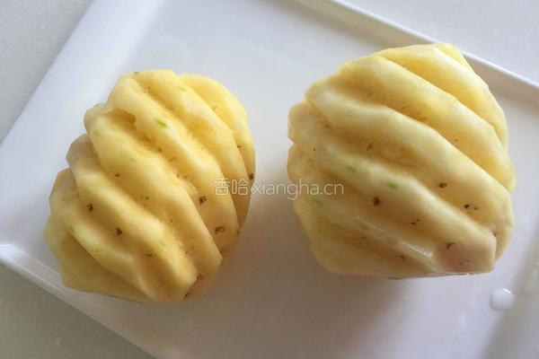 鲜榨菠萝汁的做法图解2