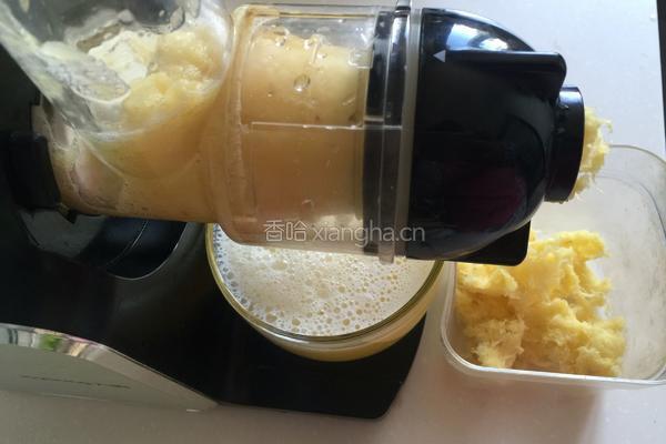 鲜榨菠萝汁的做法图解5