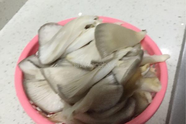 木耳蘑菇炒青蔬的做法图解1