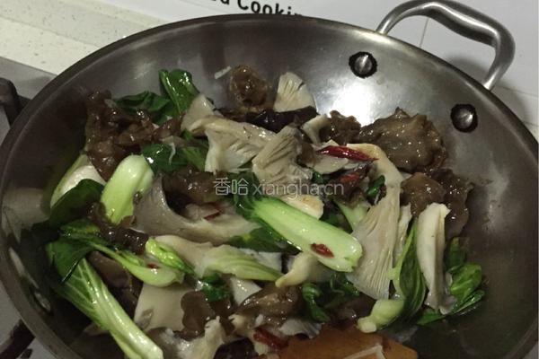 木耳蘑菇炒青蔬的做法图解7