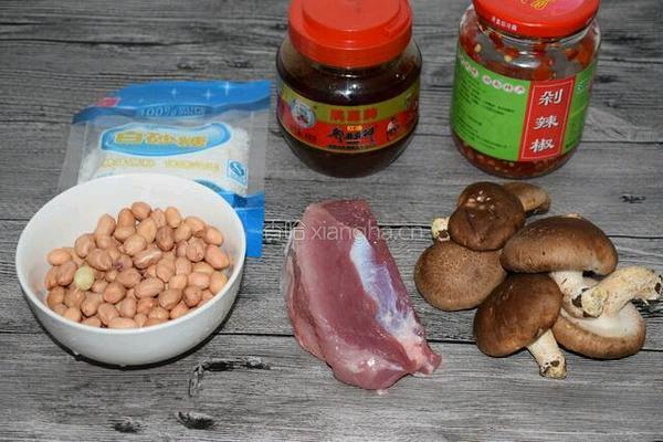 香菇瘦肉酱的做法图解1