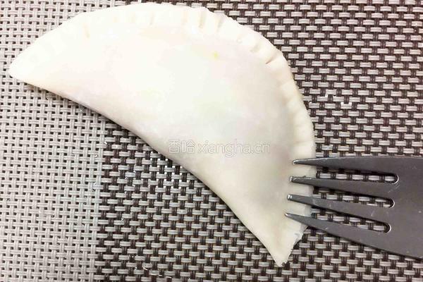 白菜鲜肉馅煎饺的做法图解3