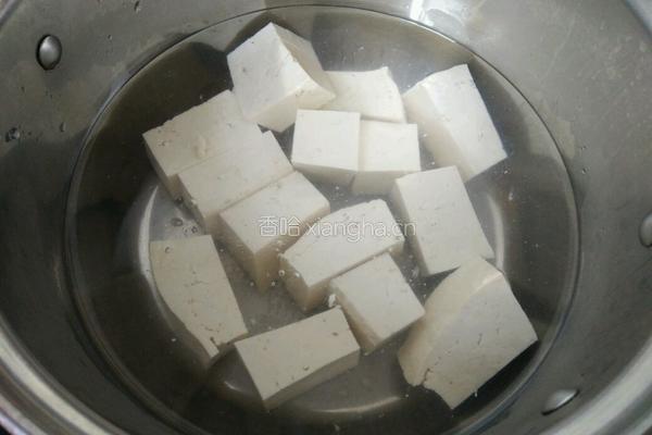 香肠拌豆腐的做法图解3