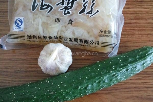 海蜇丝拌黄瓜的做法图解1