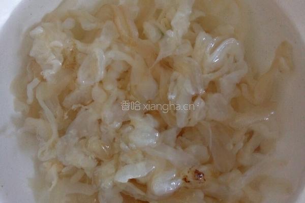 海蜇丝拌黄瓜的做法图解3