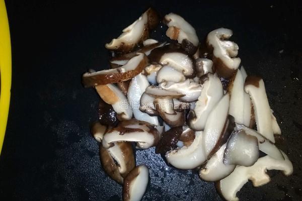 红枣香菇鳕鱼粥的做法图解3