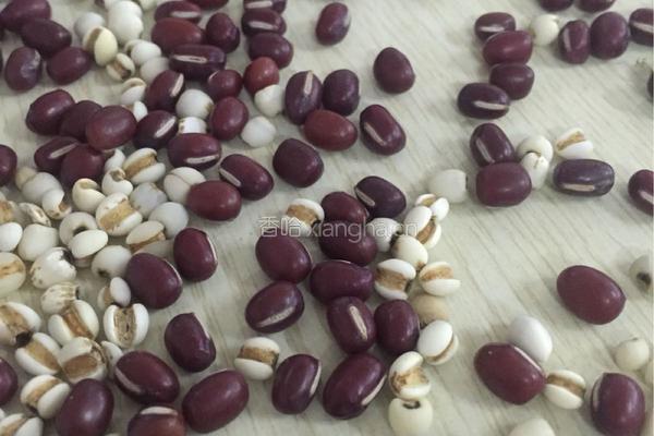 红豆薏米粥的做法图解1