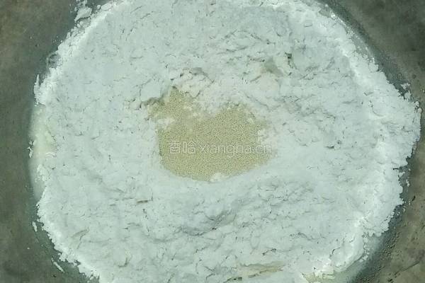 沙拉酱肉松•面包的做法图解1