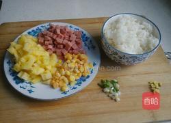 菠萝火腿玉米粒炒饭的做法图解1