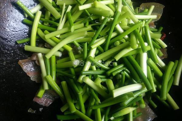 蒜苔炒腊肉的做法图解7