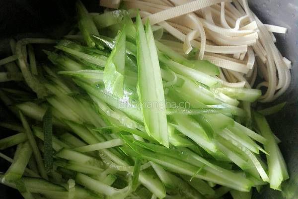 黄瓜拌豆片的做法图解2