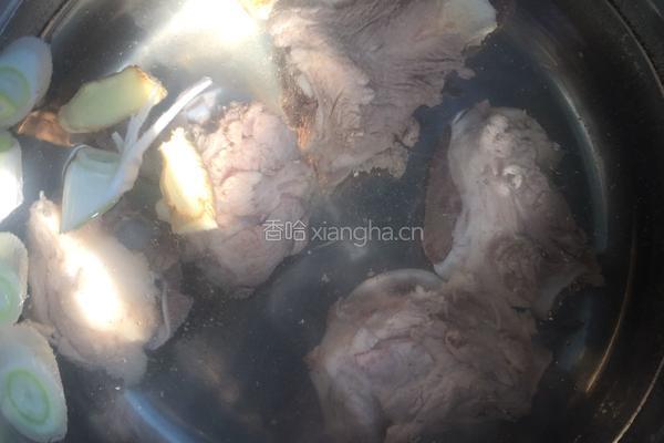 大骨头炖酸菜的做法图解2