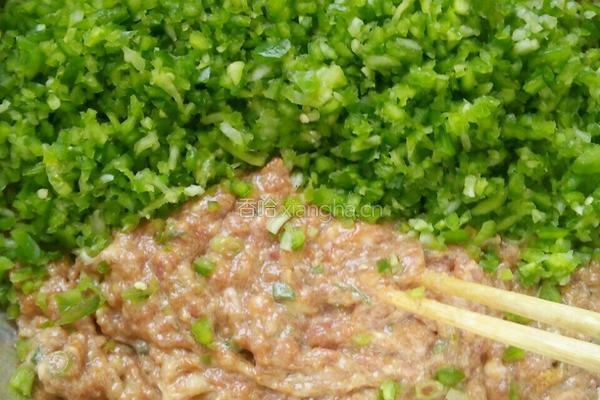 猪肉青椒水饺的做法图解4