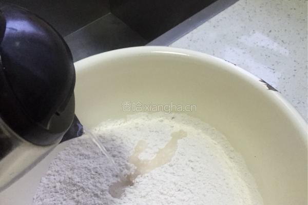 葱油饼的做法图解1