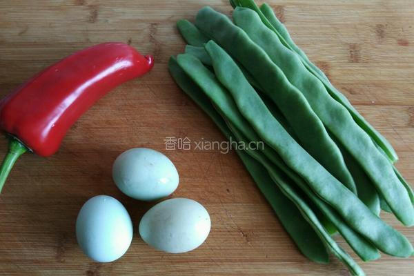 四季豆红椒炒鸡蛋的做法图解1