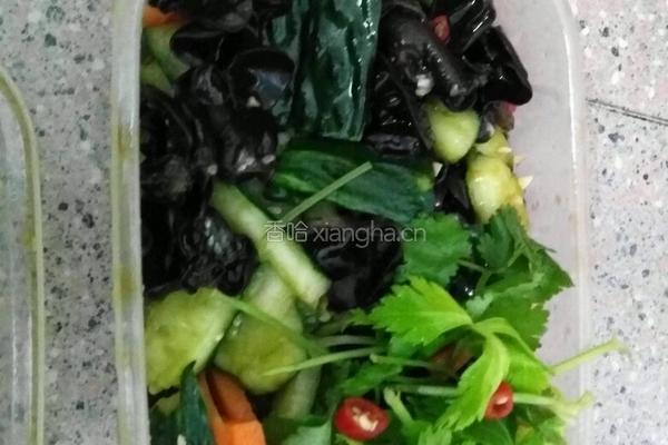 凉拌青瓜木耳胡萝卜的做法图解2